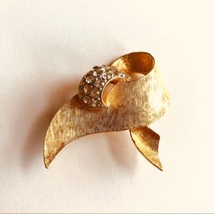 Vintage BSK gold tone brooch with crystals 🛍🎁